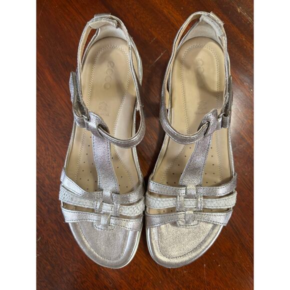 Ecco Flash T-Strap Sandal 10/10.5 EU 41 Metallic Leather Lightweight Comfort - Picture 3 of 10